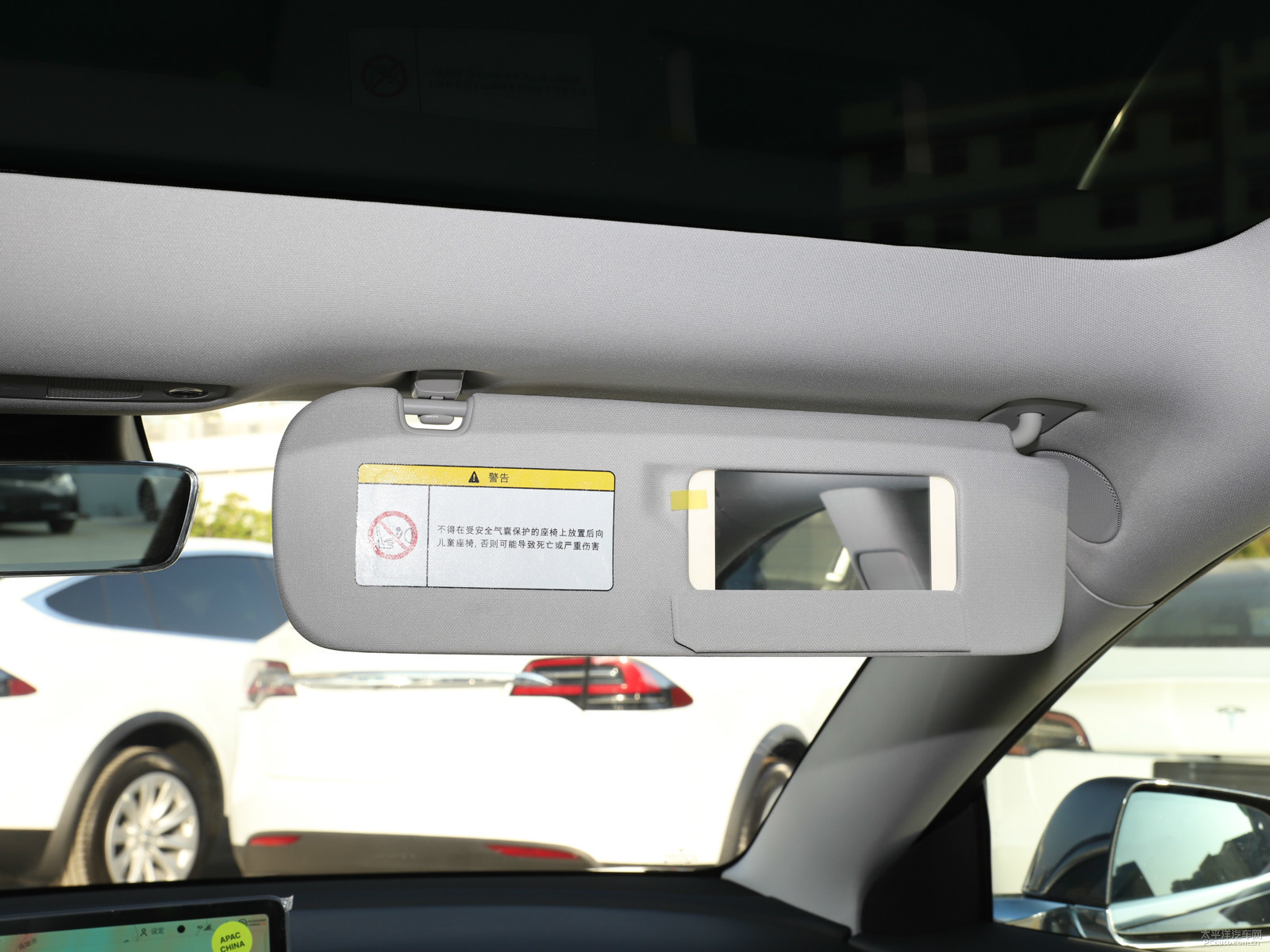 冷光銀Model 3車廂內飾圖片