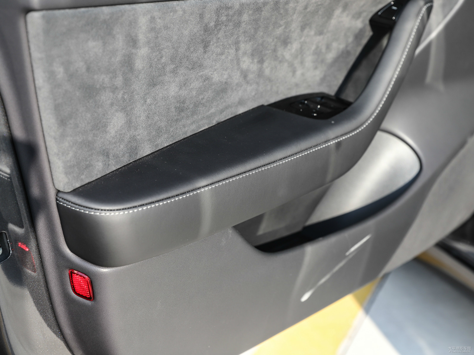 冷光銀Model 3車廂內(nèi)飾圖片