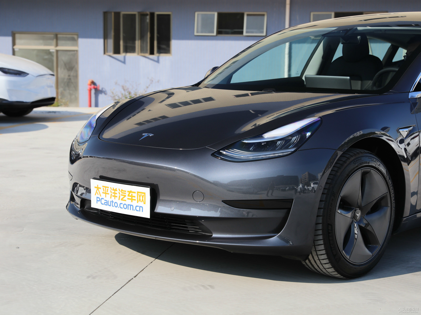 冷光銀Model 3車頭外觀圖片
