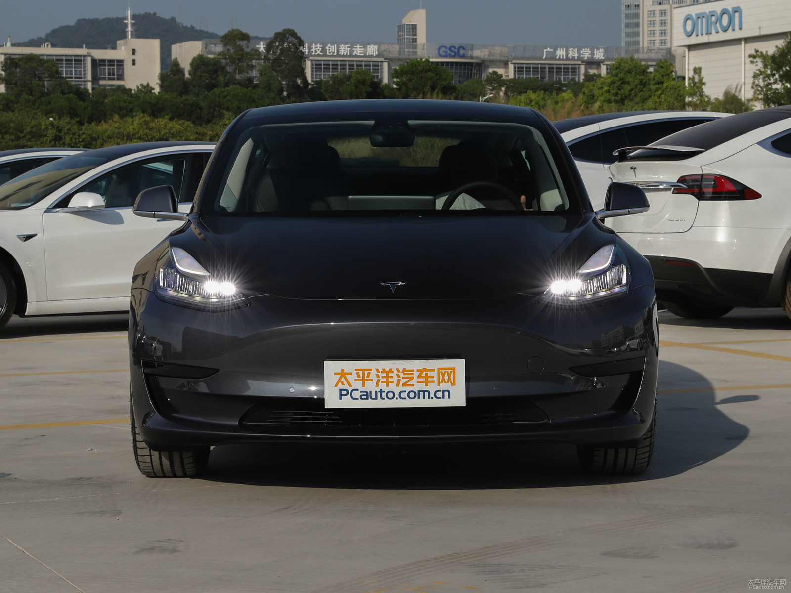 冷光銀Model 3車頭外觀圖片