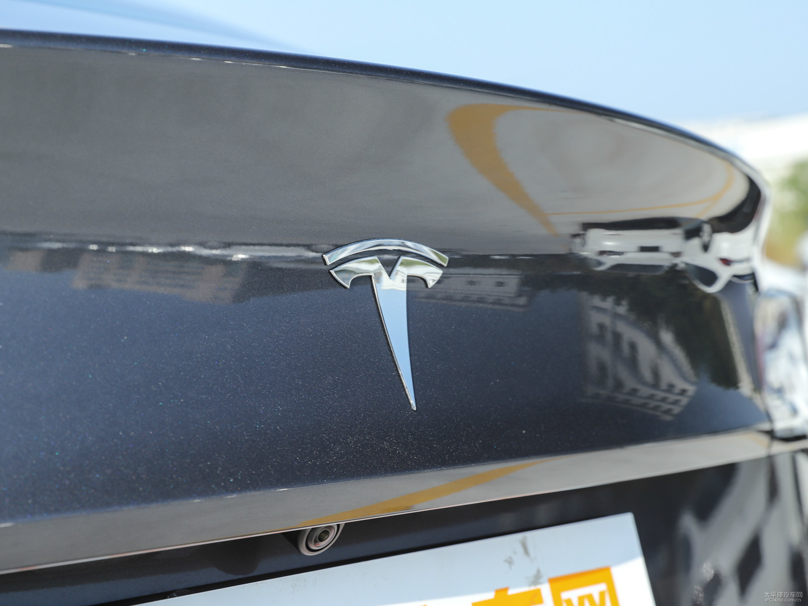 冷光銀Model 3車尾外觀圖片