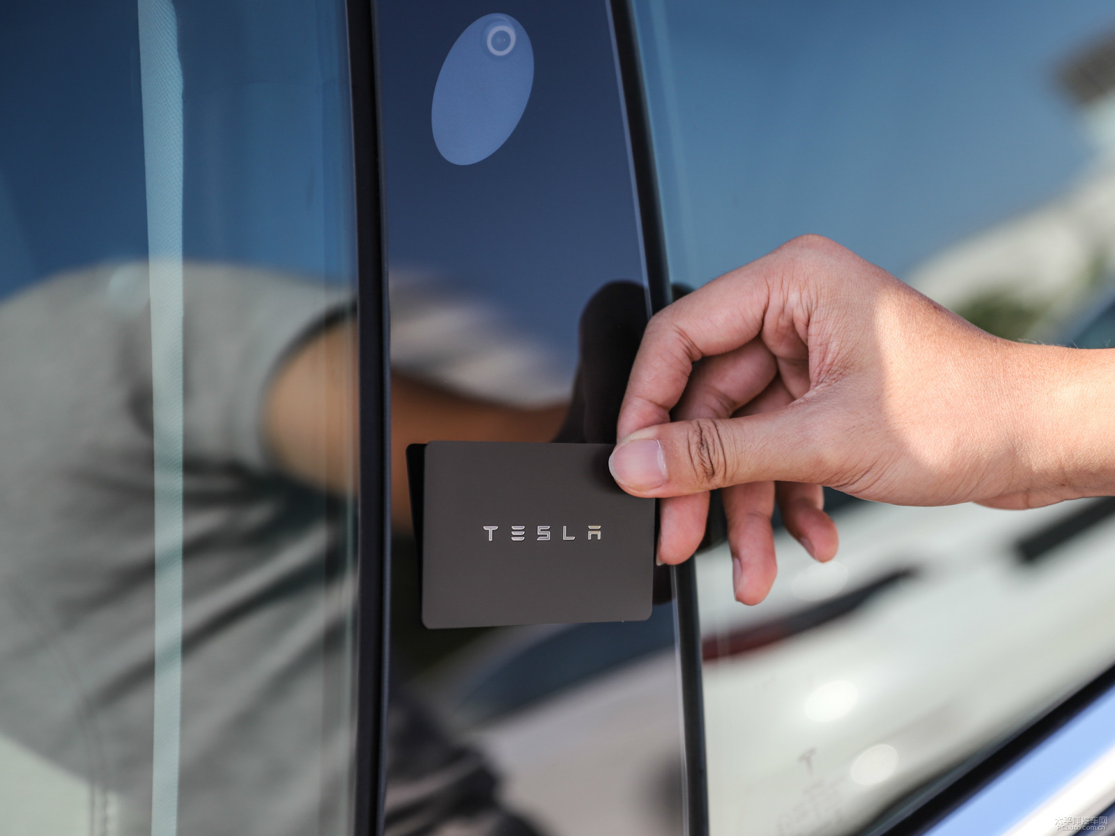 冷光銀Model 3車身外觀圖片