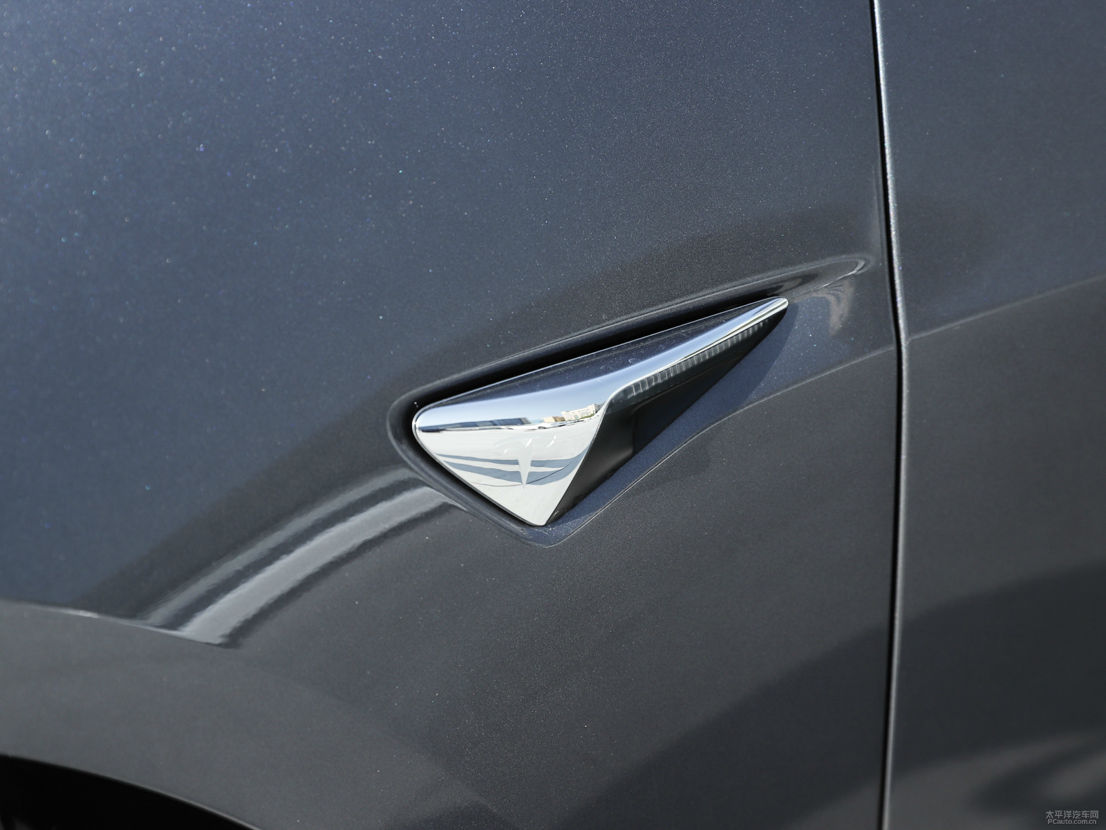 冷光銀Model 3車身外觀圖片