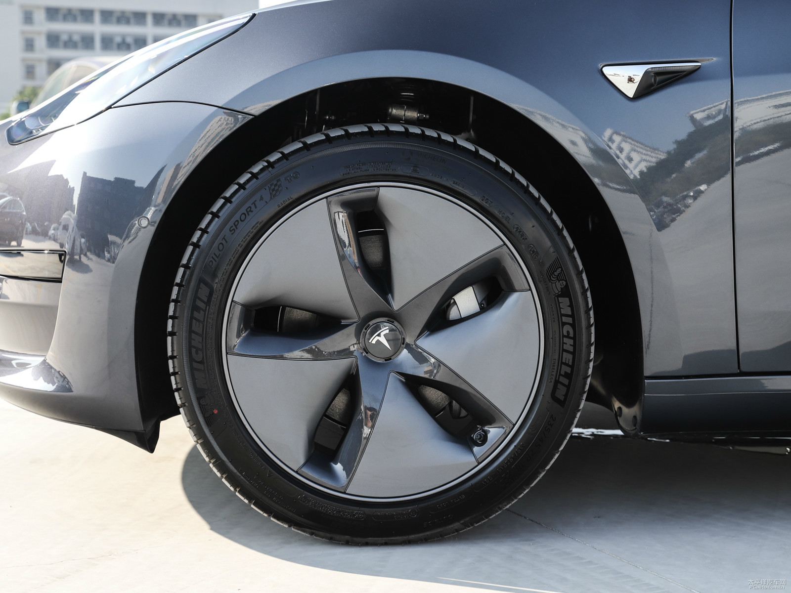 冷光銀Model 3車身外觀圖片