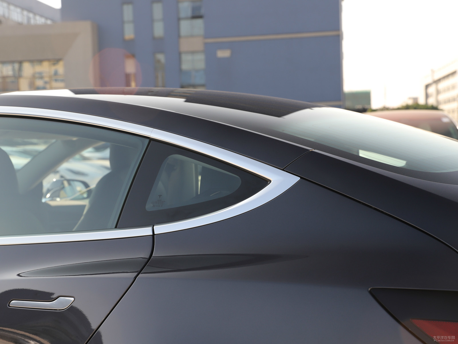 冷光銀Model 3車身外觀圖片
