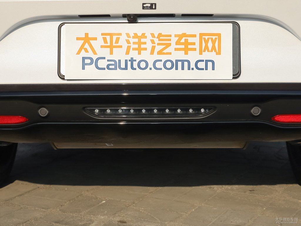 月光白騰勢X車尾外觀圖片