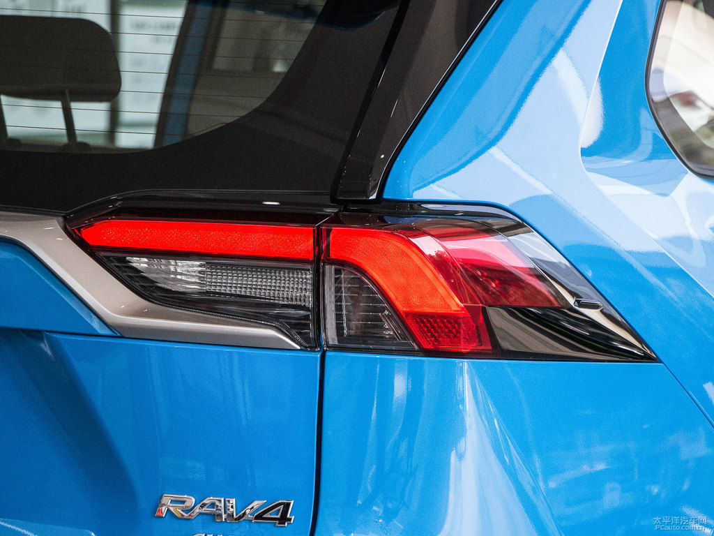 愛琴海藍RAV4榮放車尾外觀圖片