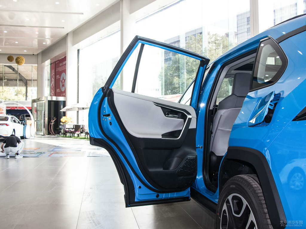愛琴海藍(lán)RAV4榮放車廂內(nèi)飾圖片