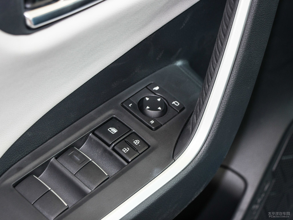 愛琴海藍(lán)RAV4榮放車廂內(nèi)飾圖片