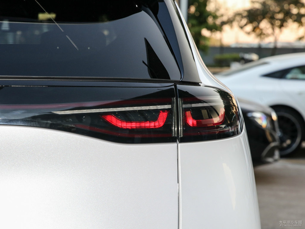 月光白騰勢(shì)X車尾外觀圖片