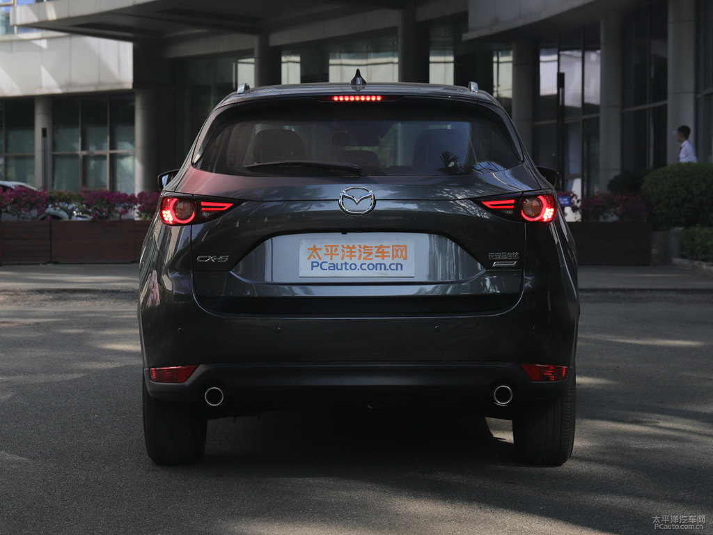 鉑鋼灰馬自達(dá)CX-5車尾外觀圖片