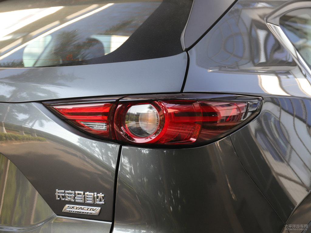 鉑鋼灰馬自達(dá)CX-5車尾外觀圖片