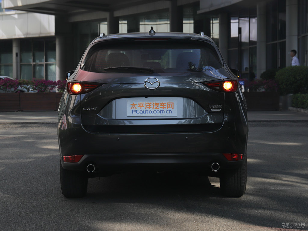 鉑鋼灰馬自達(dá)CX-5車尾外觀圖片