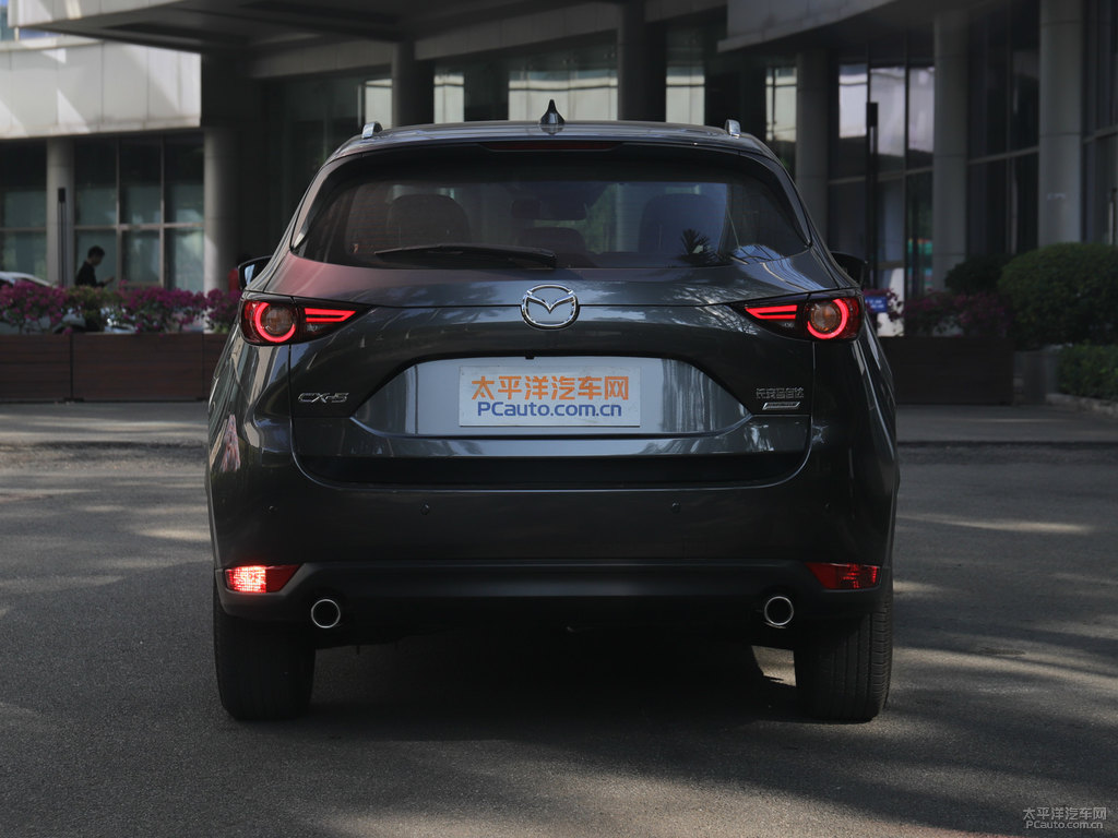 鉑鋼灰馬自達CX-5車尾外觀圖片