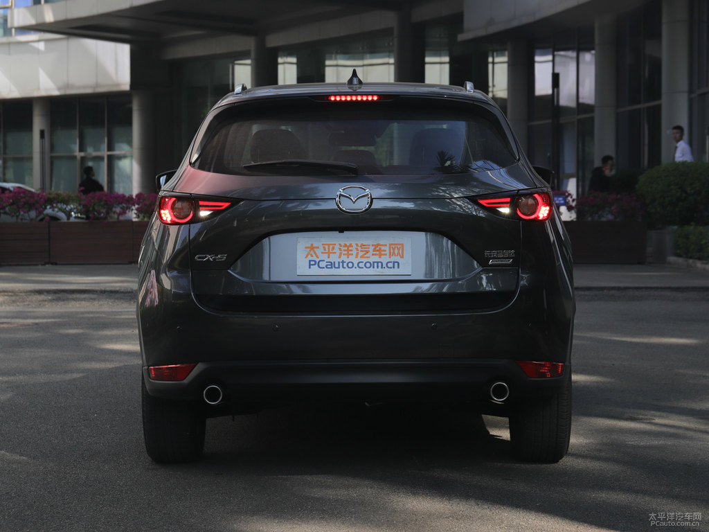 鉑鋼灰馬自達CX-5車尾外觀圖片