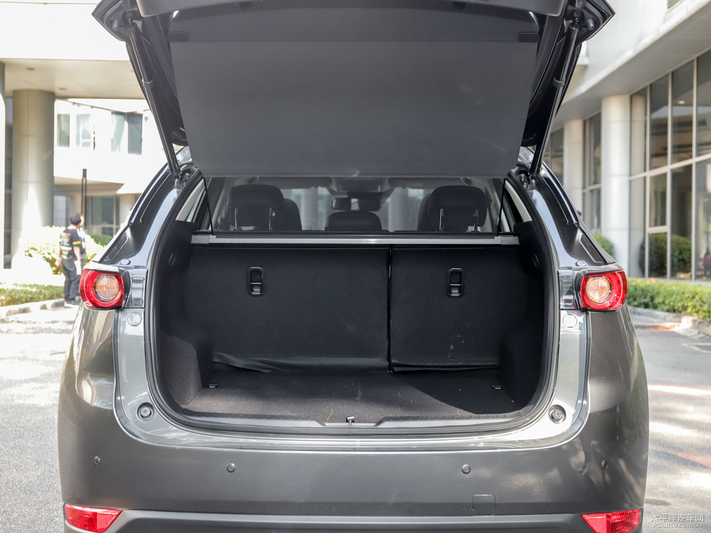 鉑鋼灰馬自達CX-5后備廂空間圖片