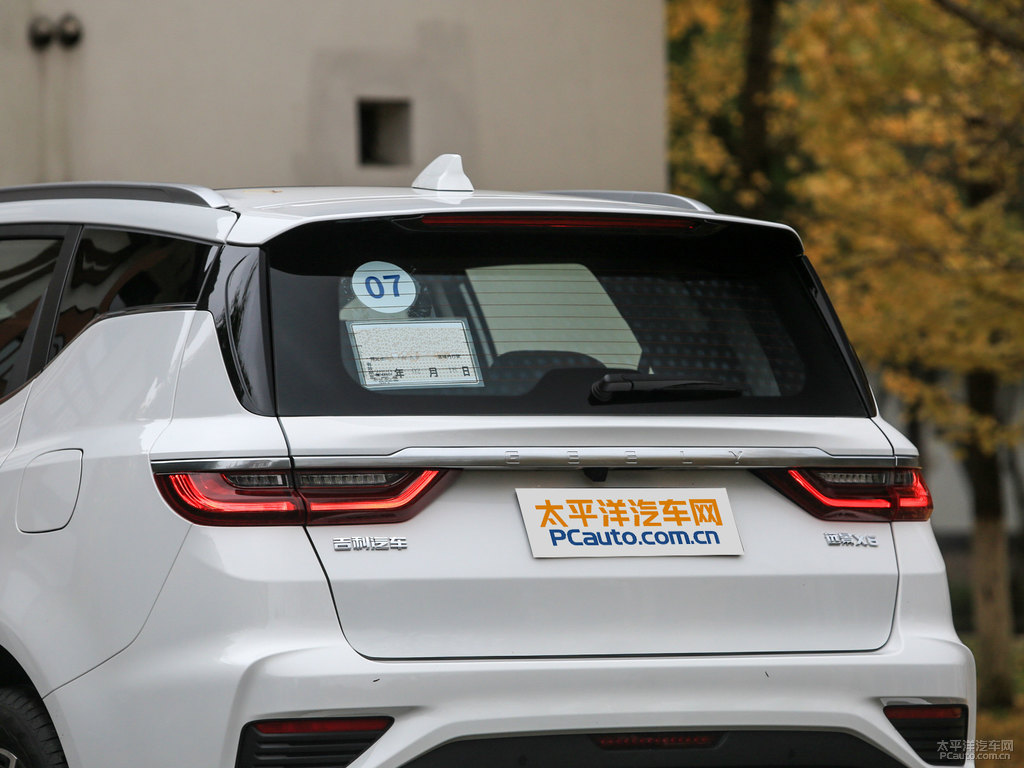 漢玉白遠景X6車尾外觀圖片