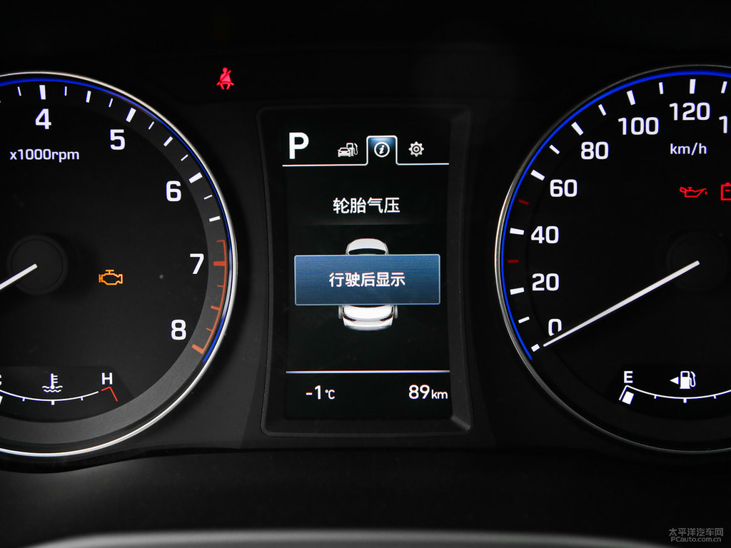 水晶白名圖中控內(nèi)飾圖片