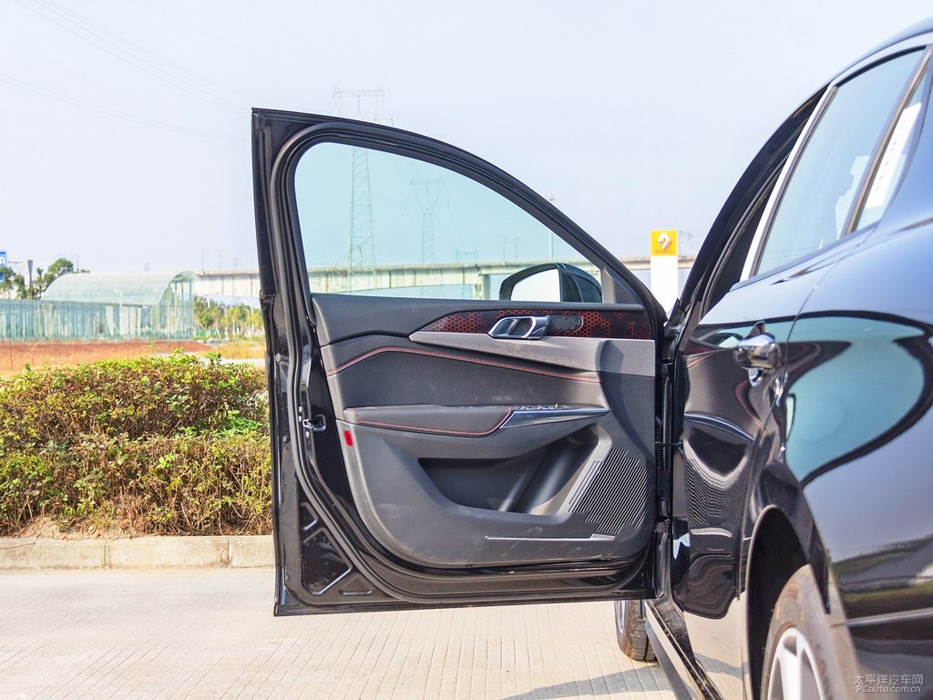 黑色領(lǐng)克03車廂內(nèi)飾圖片