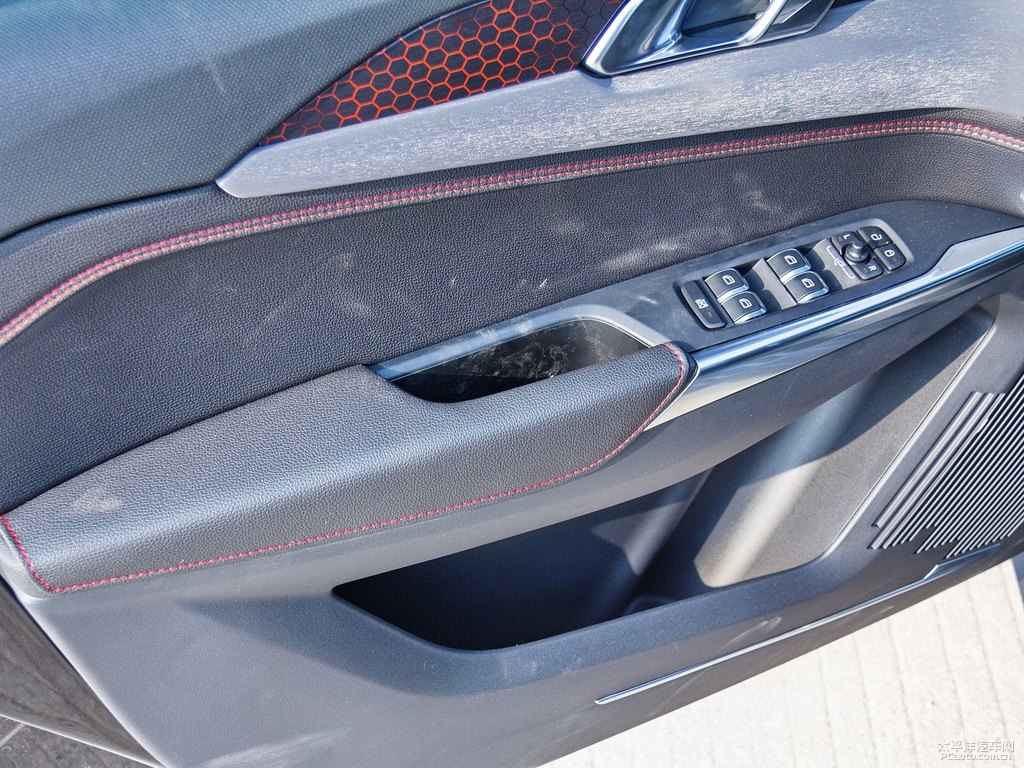 黑色領(lǐng)克03車廂內(nèi)飾圖片