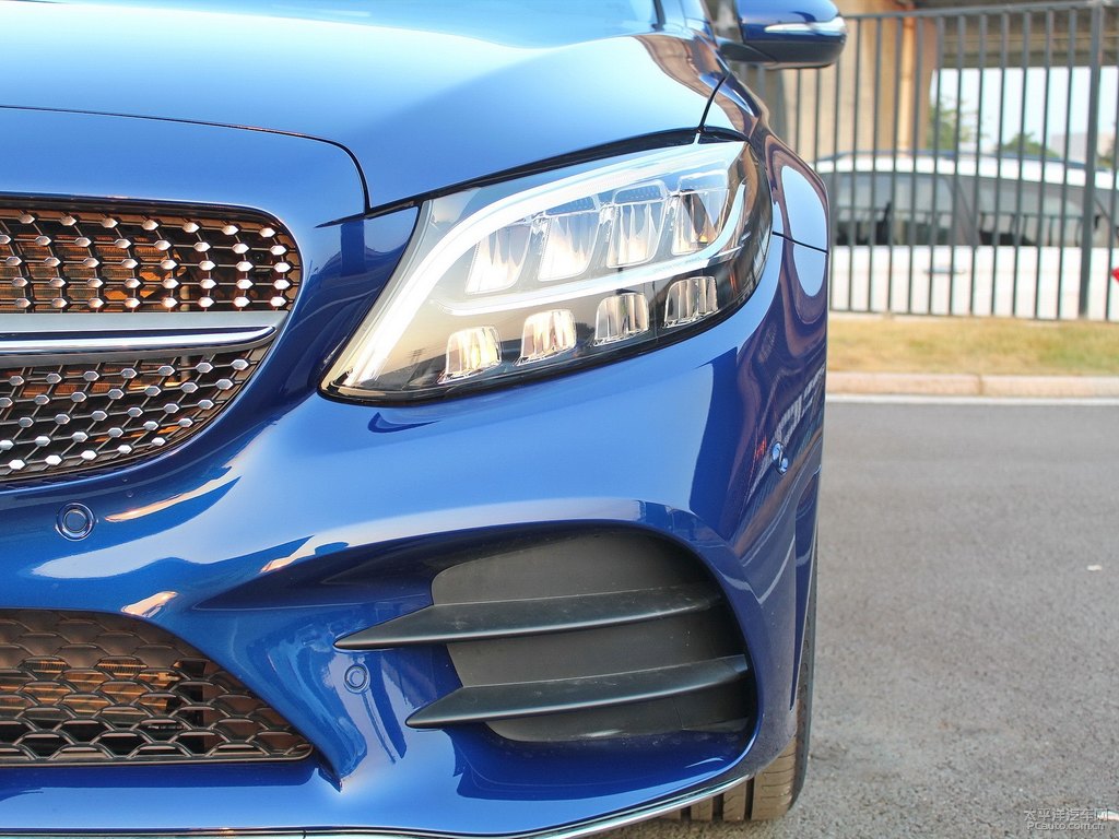 寶石藍(lán)奔馳C級(jí)車(chē)頭外觀圖片