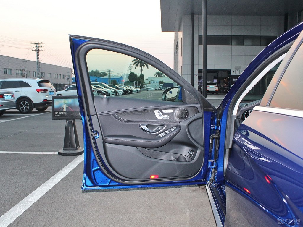 寶石藍(lán)奔馳C級(jí)車廂內(nèi)飾圖片