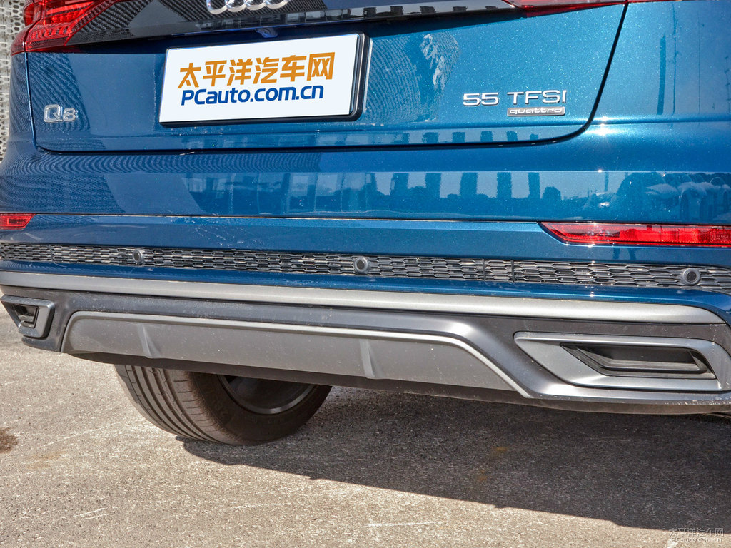 星際藍(lán)奧迪Q8車尾外觀圖片
