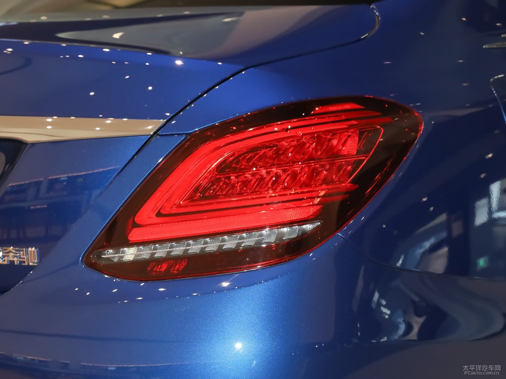 寶石藍(lán)奔馳C級(jí)車尾外觀圖片