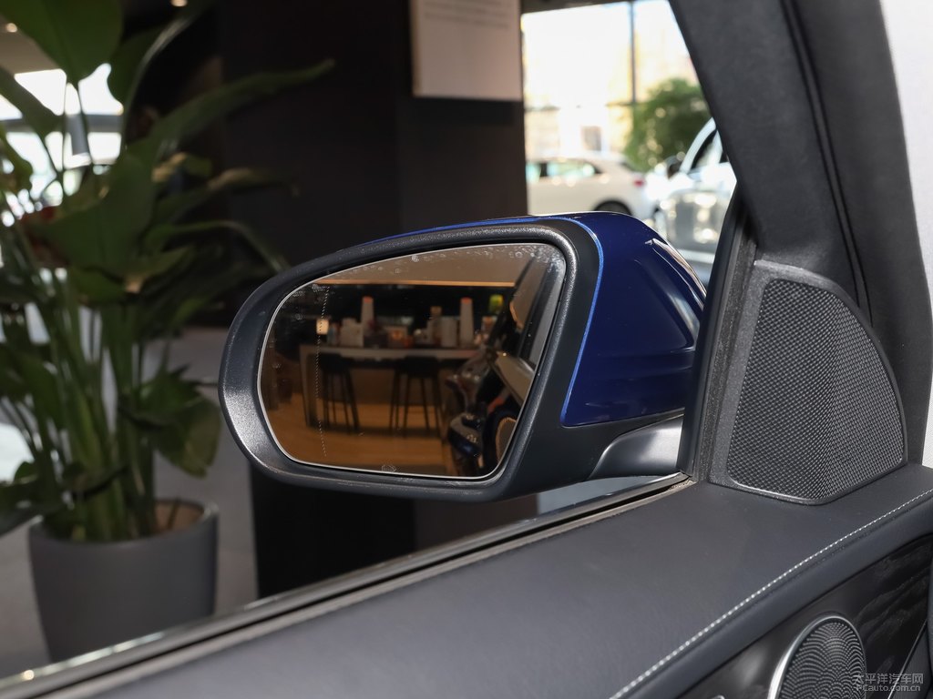 寶石藍奔馳C級車身外觀圖片