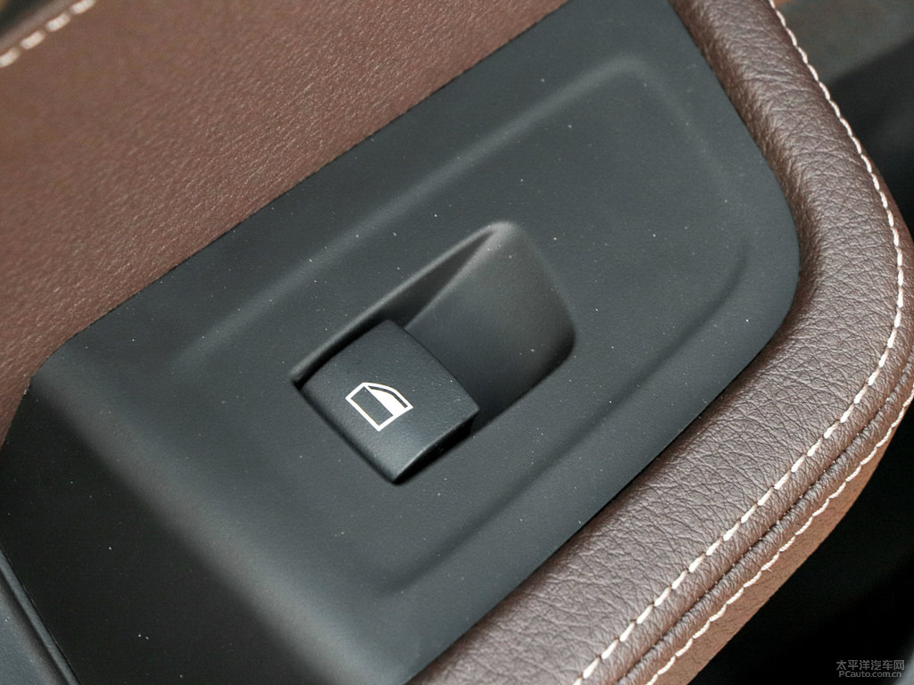 曙光金寶馬1系車廂內(nèi)飾圖片