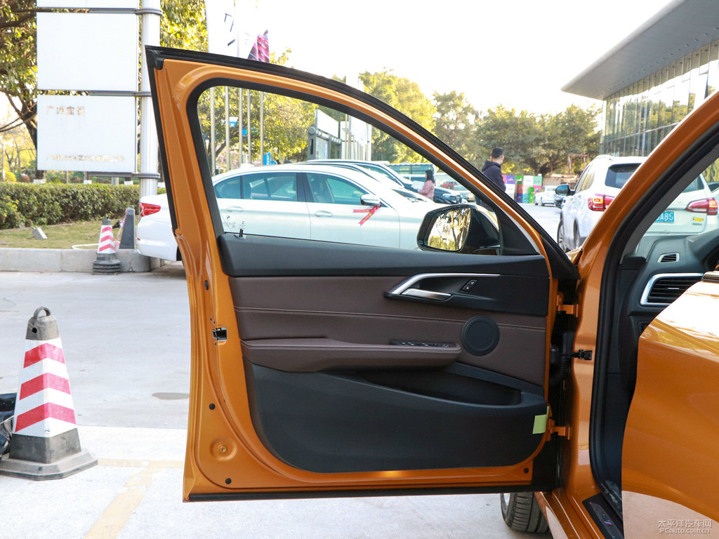 曙光金寶馬1系車廂內(nèi)飾圖片