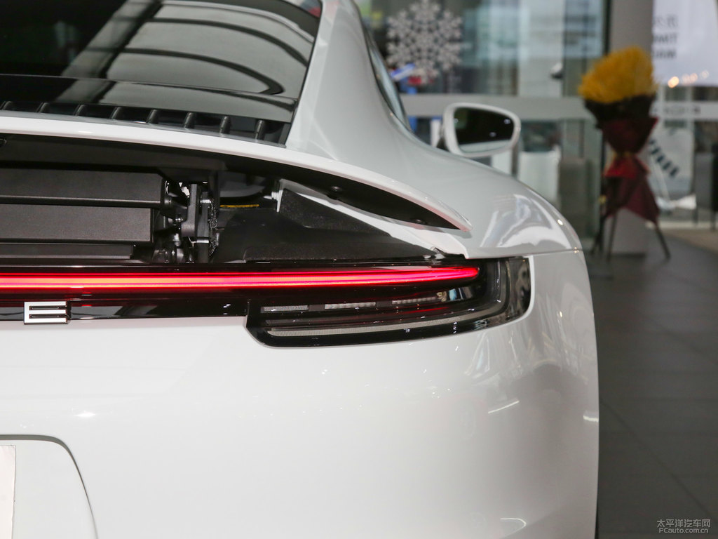 白色保時捷911車尾外觀圖片