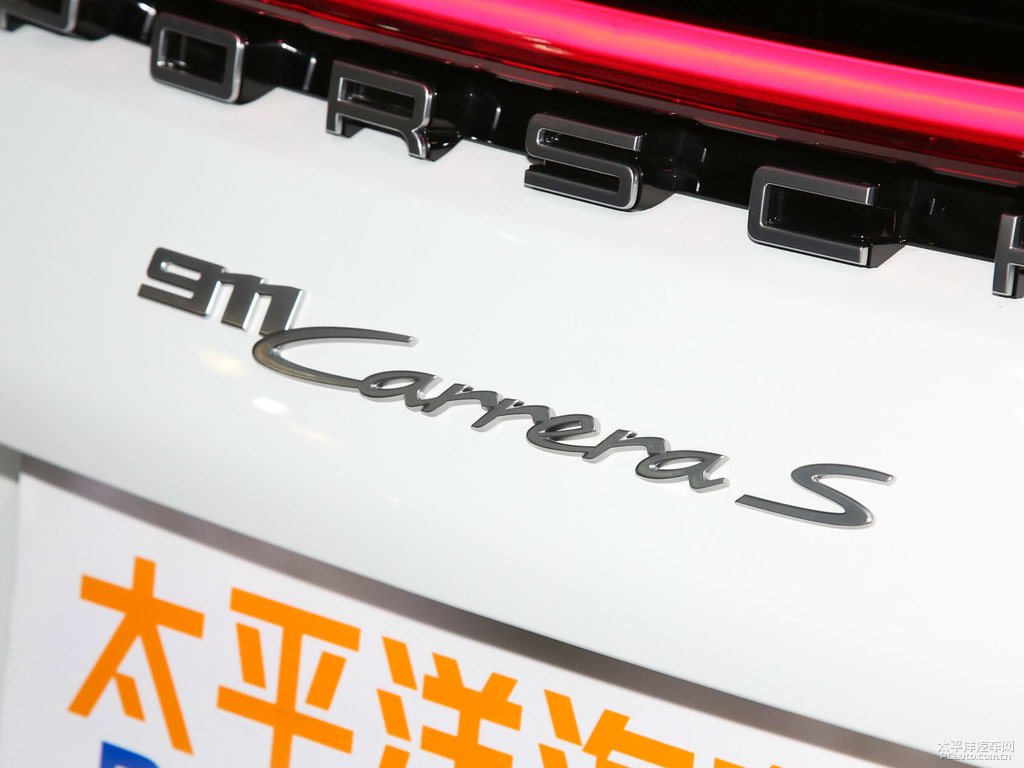 白色保時捷911車尾外觀圖片