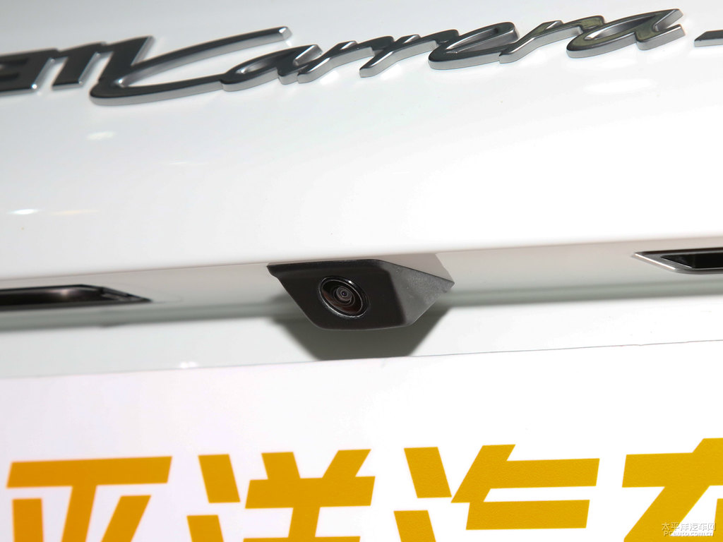白色保時(shí)捷911車尾外觀圖片