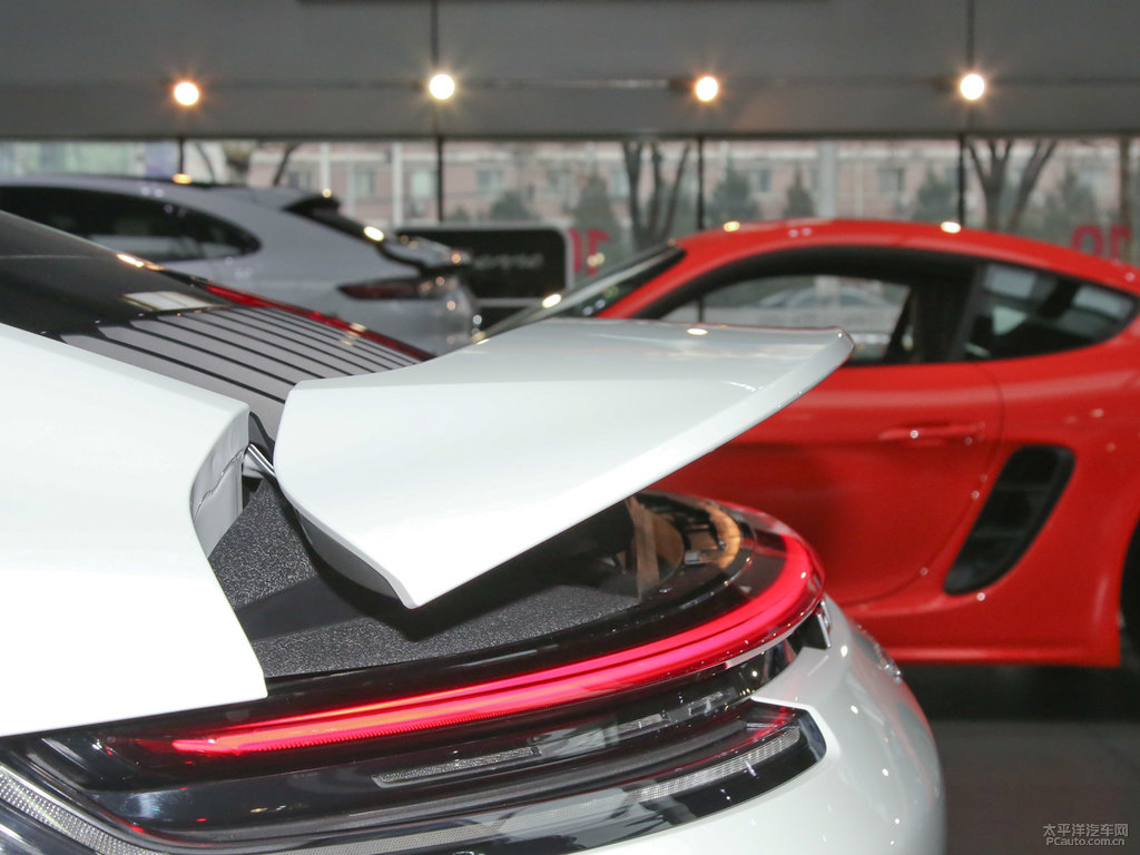 白色保時捷911車尾外觀圖片