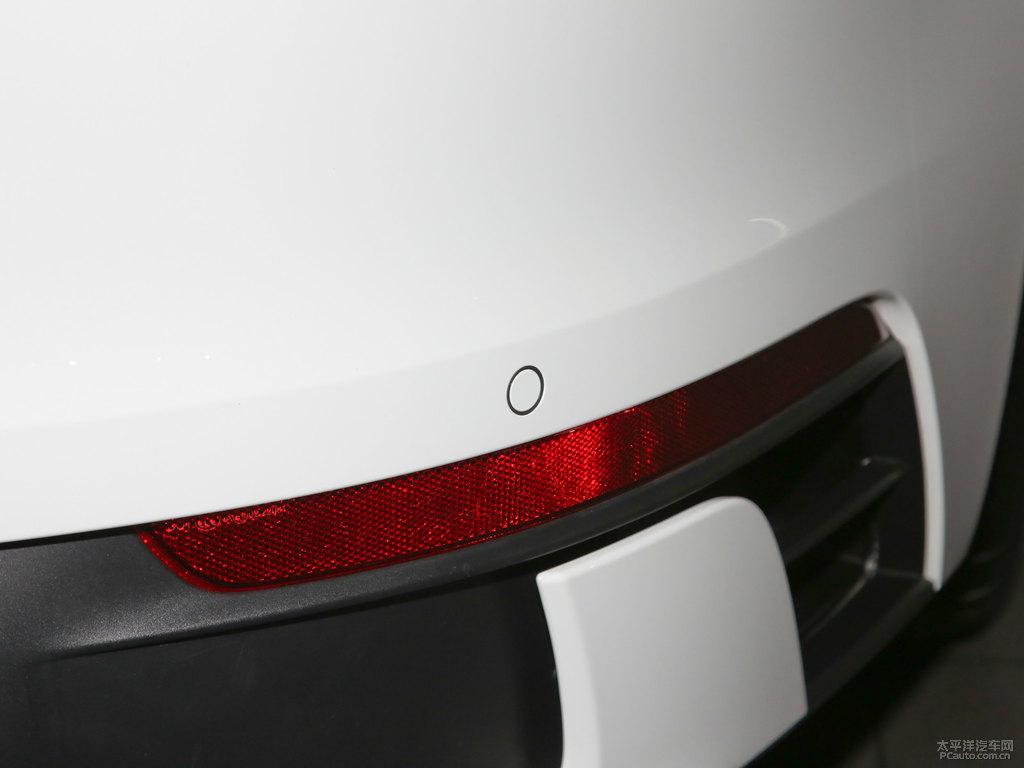 白色保時(shí)捷911車尾外觀圖片