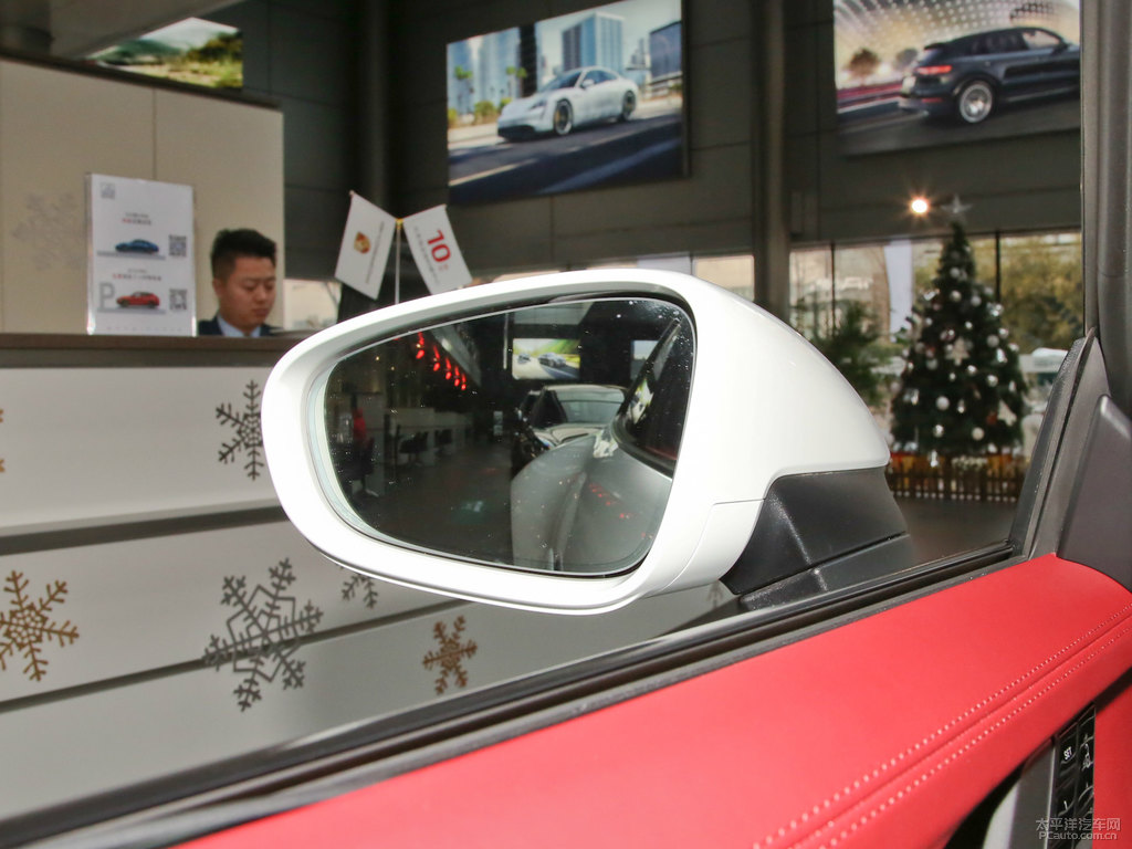 白色保時捷911車身外觀圖片