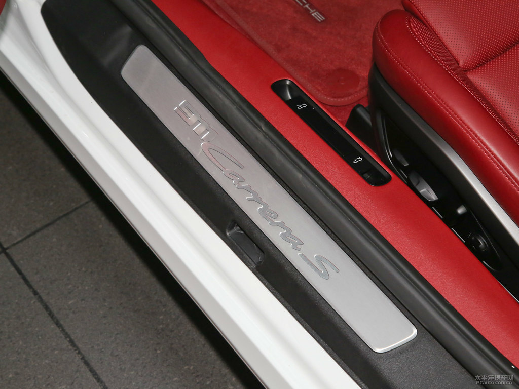 白色保時捷911車廂內(nèi)飾圖片