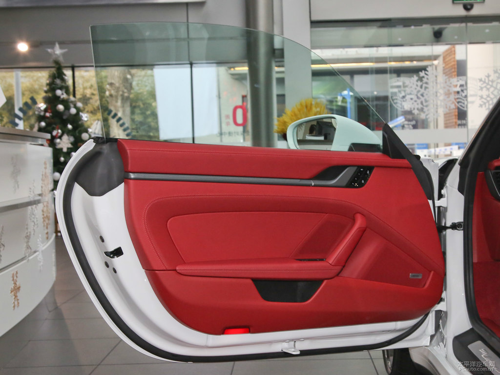 白色保時(shí)捷911車廂內(nèi)飾圖片