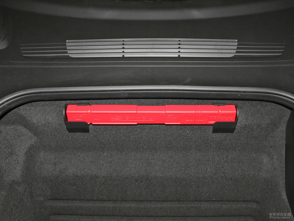 白色保時(shí)捷911后備廂空間圖片