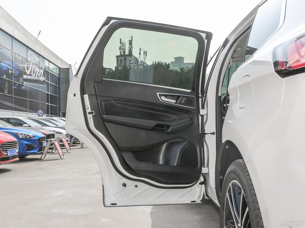雅典娜白銳界L車廂內(nèi)飾圖片