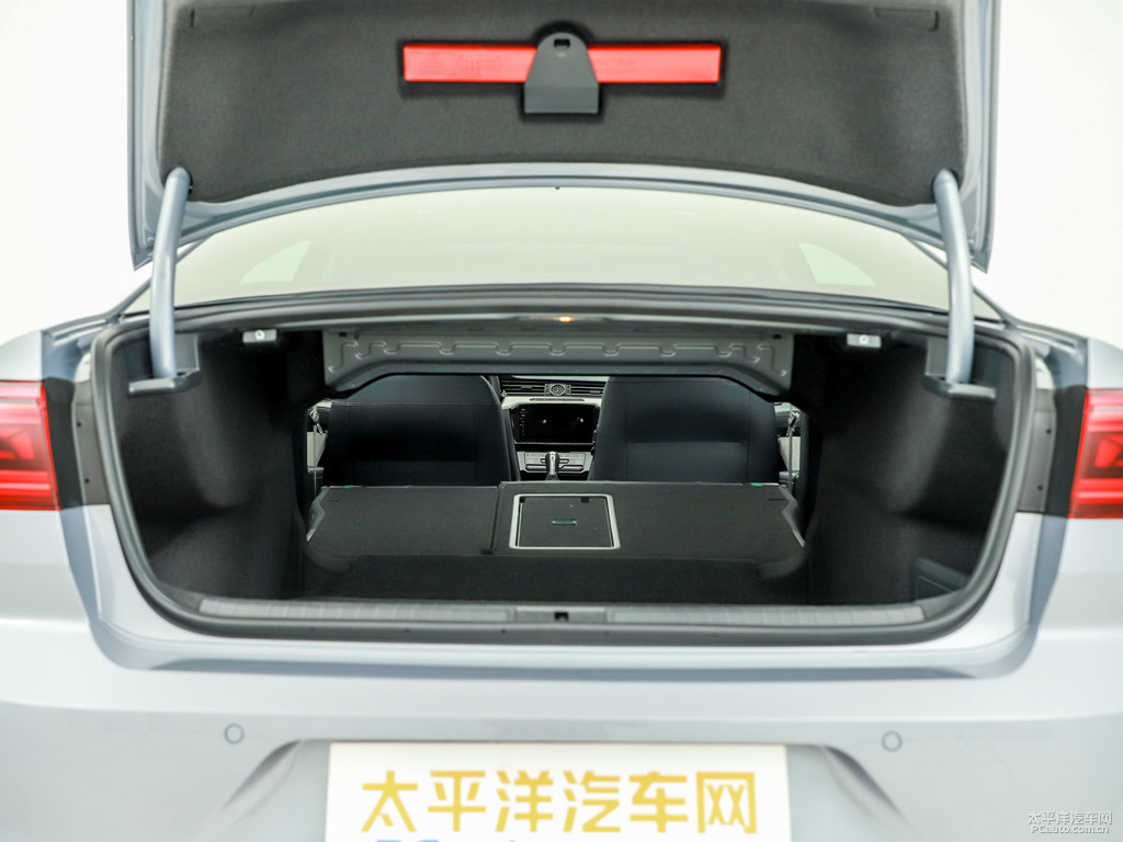 海豚灰邁騰后備廂空間圖片