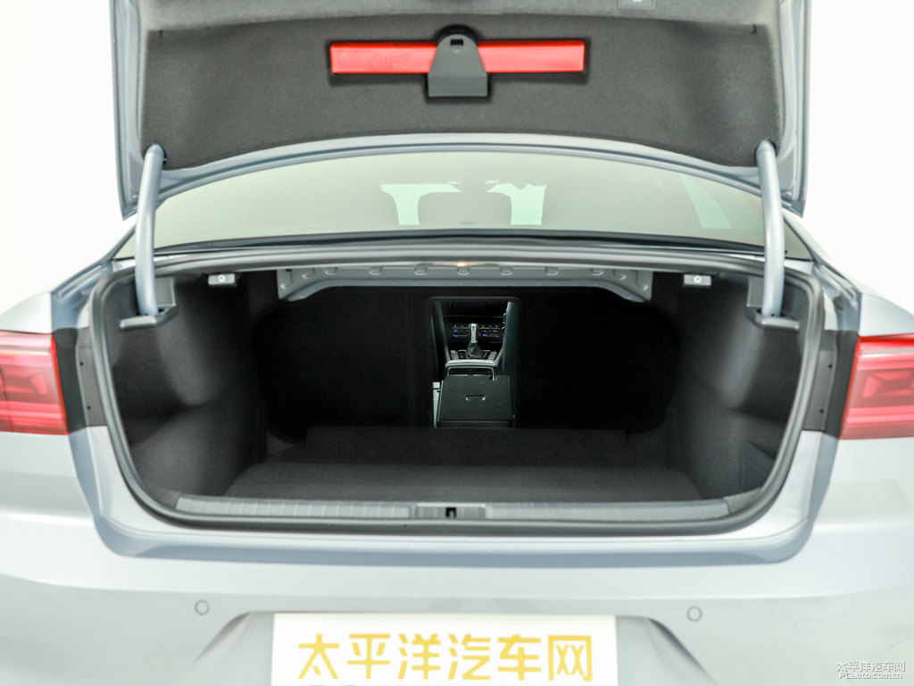 海豚灰邁騰后備廂空間圖片