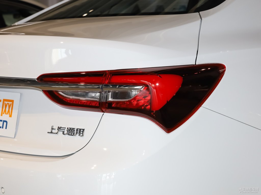 雪域白威朗車尾外觀圖片