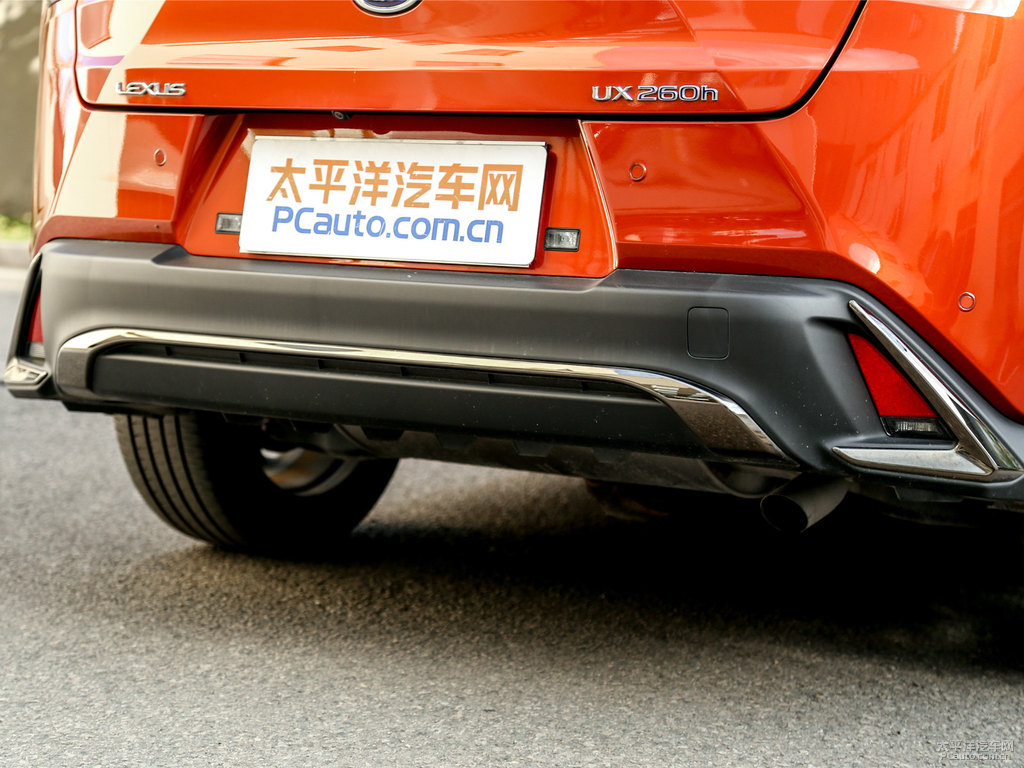 烈焰瑪瑙色雷克薩斯UX車尾外觀圖片