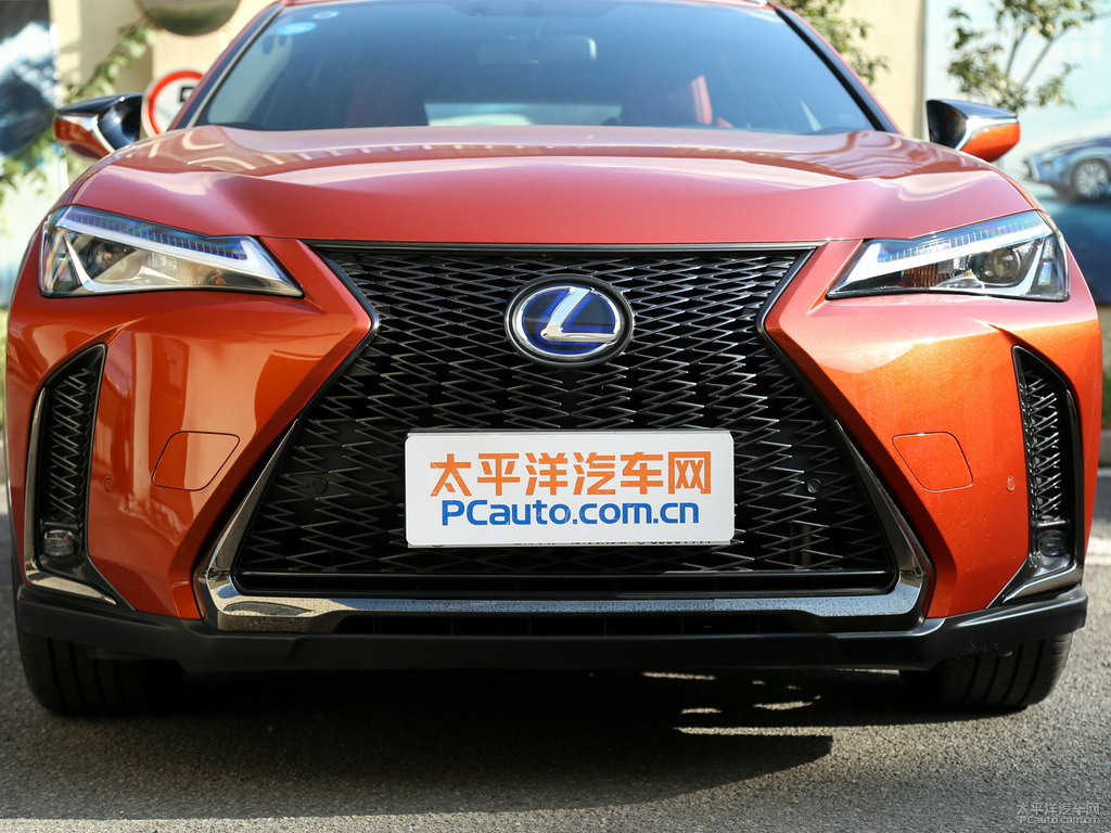 烈焰瑪瑙色雷克薩斯UX車頭外觀圖片
