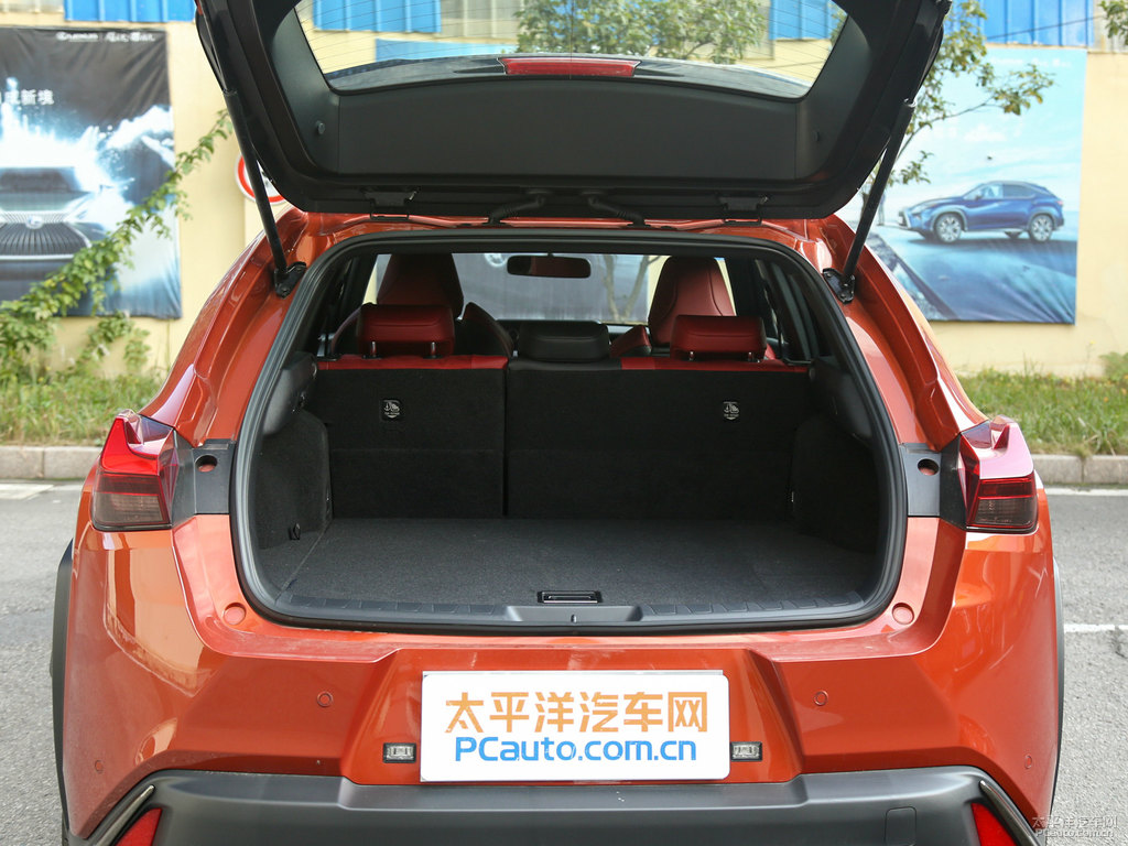 烈焰瑪瑙色雷克薩斯UX后備廂空間圖片