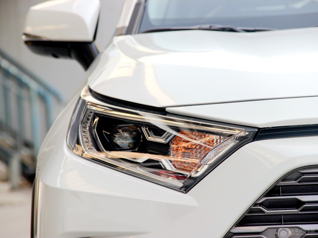 珍珠白RAV4榮放車頭外觀圖片