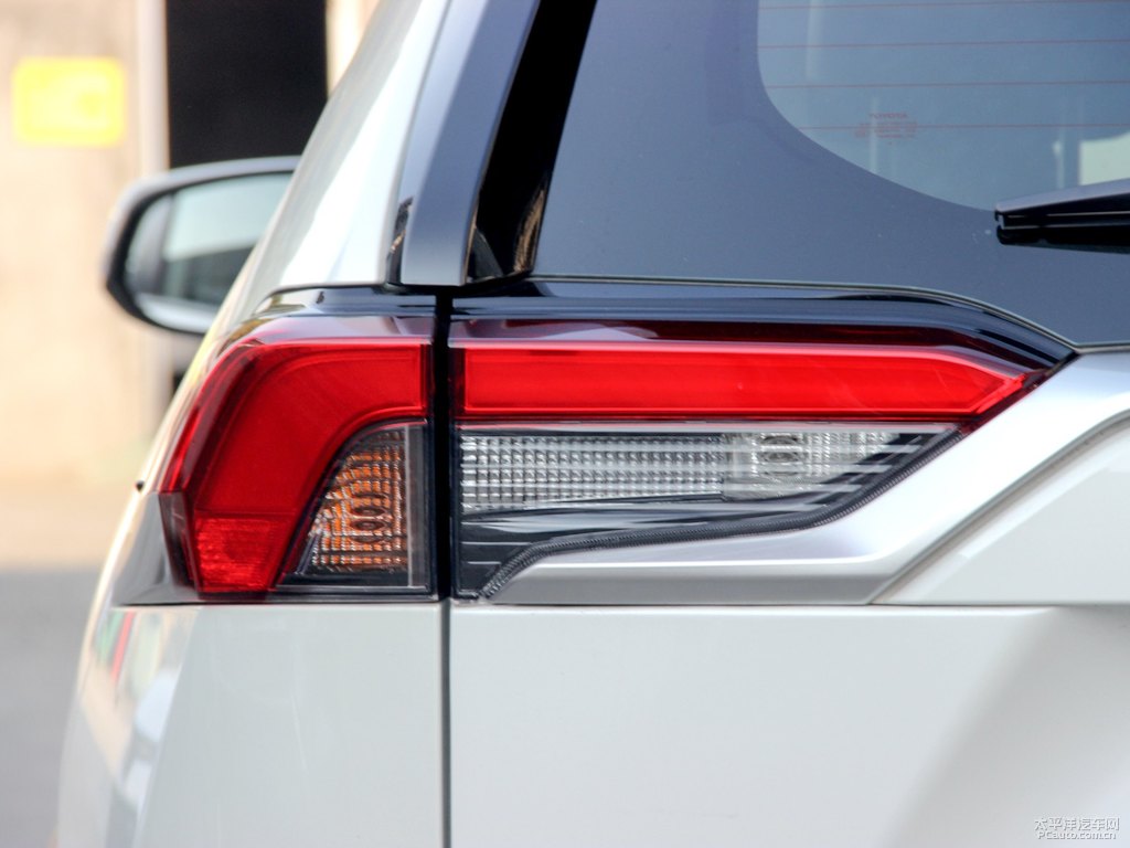 珍珠白R(shí)AV4榮放車尾外觀圖片