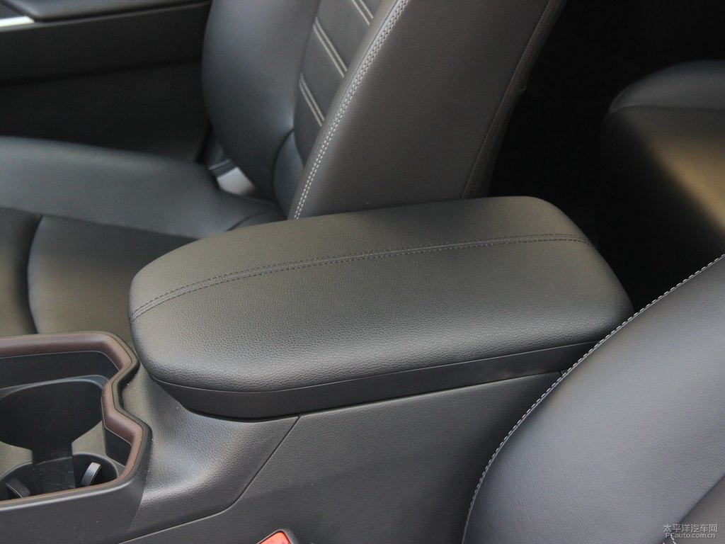 珍珠白RAV4榮放座椅內(nèi)飾圖片